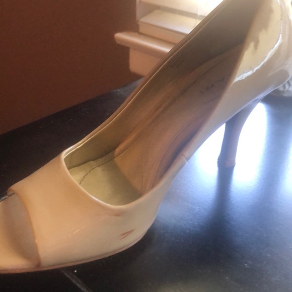 Tahari cream shoes - Picture 5 of 5